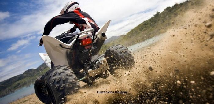 Cuatriciclo derrapando en la arena