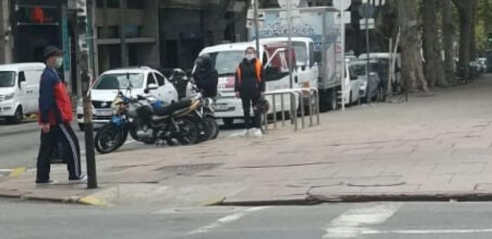 Peatones y motociclistas luciendo tapabocas Peatones y motociclistas luciendo tapabocas