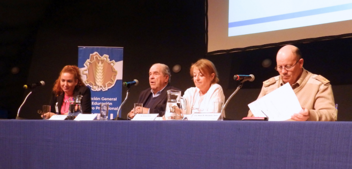 En la mesa de izquierda a derecha Verónica Curbelo, Jorge Alfaro, Adriana Varela, Alessander Tironi