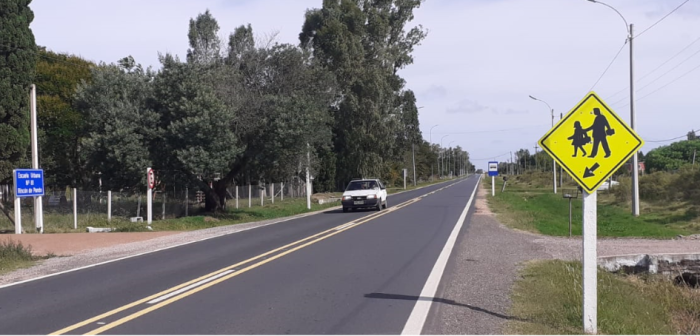 Cartel de peatones en ruta