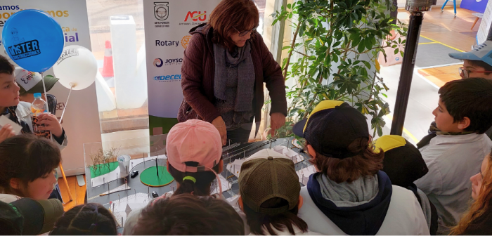 Escolares juegan y aprenden en maqueta educativa