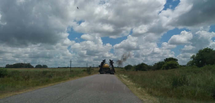 Maquinaria agrícola circulando, obstruyendo la ruta