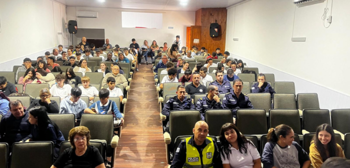 Público en la Sala, previo a la conferencia