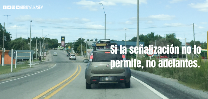 Auto circulando por carril correcto junto a línea central