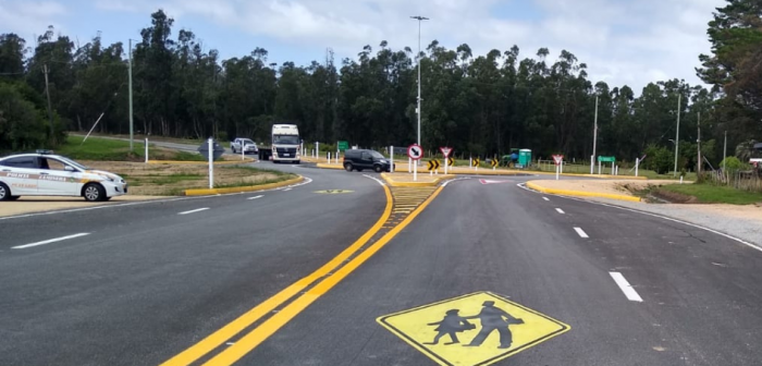 Vista de ruta nacional donde se ve transporte pesado