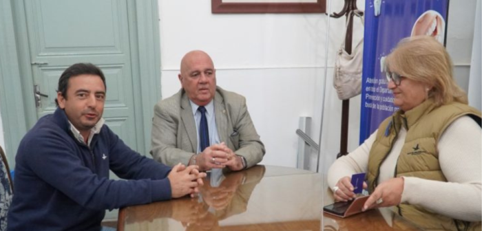 Director Manzor reunido con autoridades de Cerro Largo. (Foto: portal web Gobierno Departamental CL)