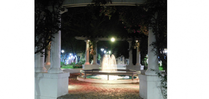 Pérgola de plaza Sarandí de Durazno iluminada en Mayo Amarillo 2020
