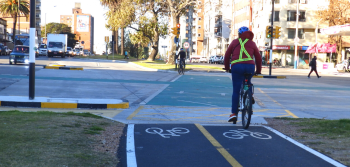 Ciclovía de Montevideo utilizada por una ciclista.