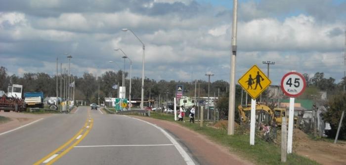 Escolares cruzando ruta nacional en departamento de Treinta y Tres