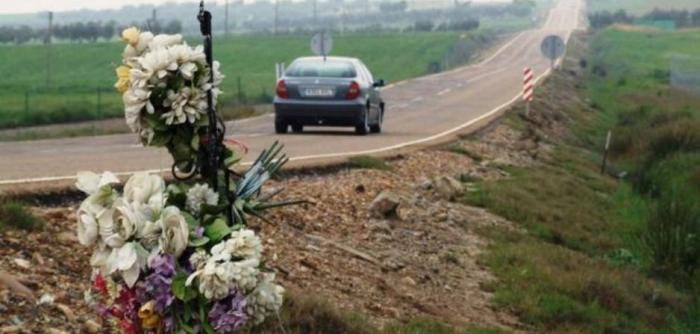 Imagen de flores artificiales al costado de una carretera. símbolo de una muerte por tránsito