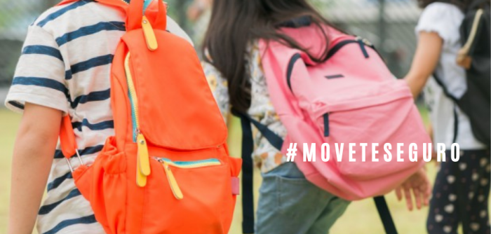 Niños llevando mochilas, situación de llegada al colegio.