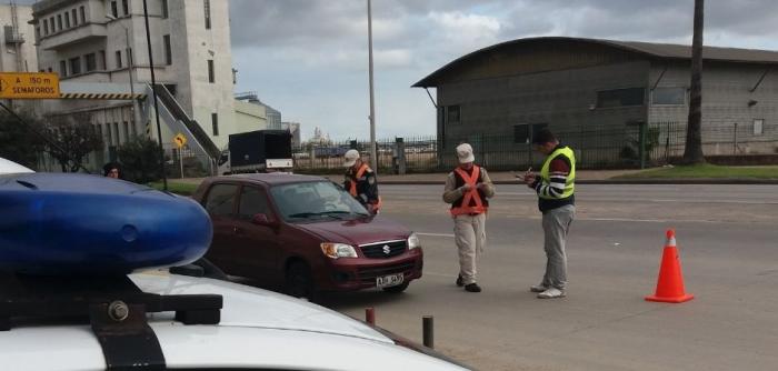 Policía Caminera en punto de control de tránsito en las inmediaciones de la rambla portuaria montevideana Policía Caminera en punto de control de tránsito en las inmediaciones de la rambla portuaria montevideana