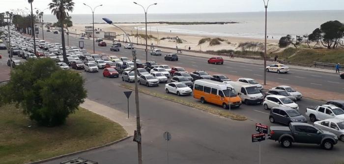 Acumulación de tránsito en rambla de Malvín, Montevideo