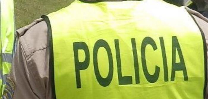 Leyenda "Policía" en un chaleco Leyenda "Policía" en un chaleco
