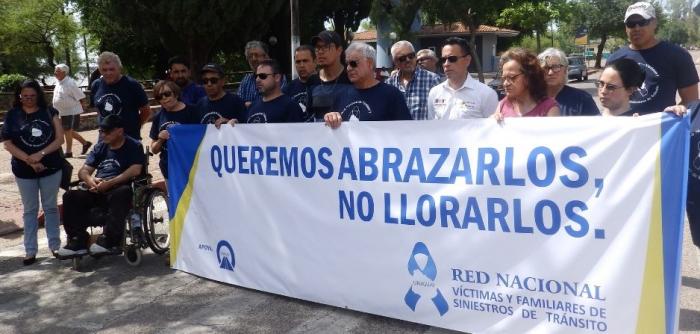 Imagen de la Red de Víctimas y Familiares de Siniestros de Tránsito de Uruguay socteniendo una pancarta