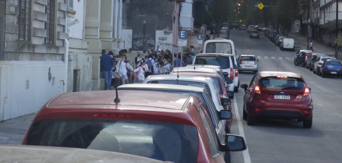 Vehículos estacionados en doble fila frente a local escolar Vehículos estacionados en doble fila frente a local escolar