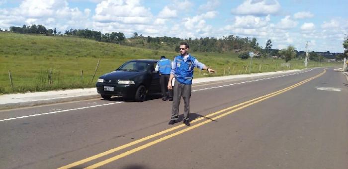 Inspector de Tránsito indicando detención en ruta