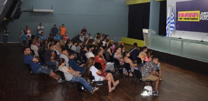 Salón de la Intendendencia de Rivera con futuros conductores de vehículos esperando inicio de charla