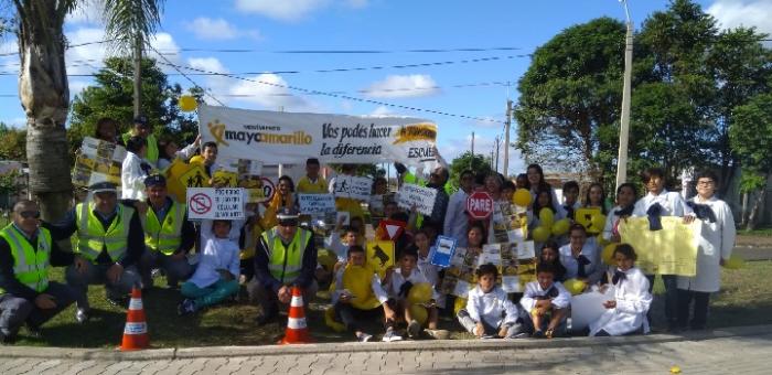 Escolares de Artigas en actividad Mayo Amarillo