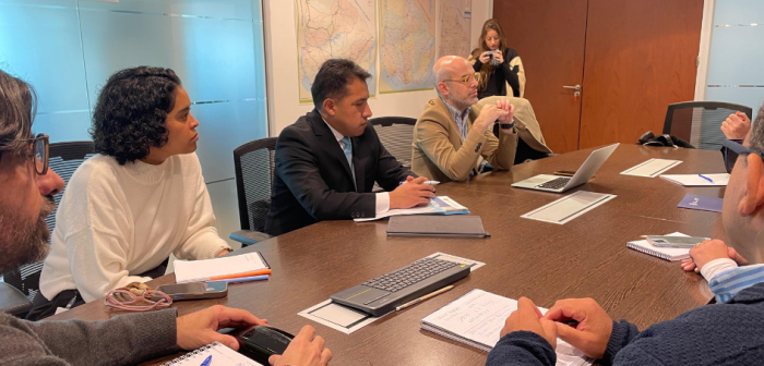 Al centro el representante del Gobierno Boliviano. Capitán Enrique Chuquinia Al centro el representante del Gobierno Boliviano. Capitán Enrique Chuquinia