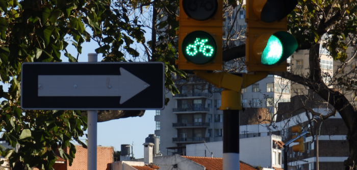 Imagen de semáforo, habilitando cruce de ciclistas