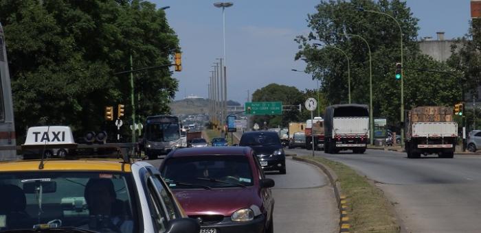 diversos vehículos en el tránsito montevideano cercano a los accesos de ruta 1