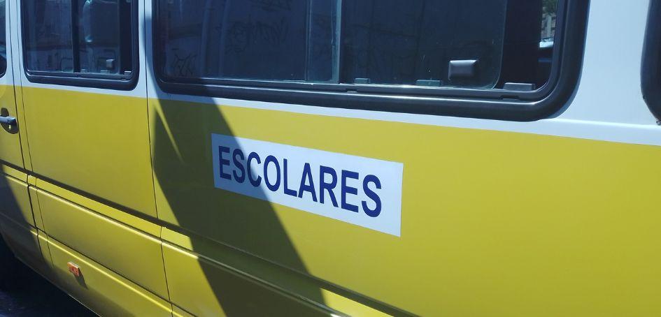 Lateral de un transporte donde se lee "Escolares"