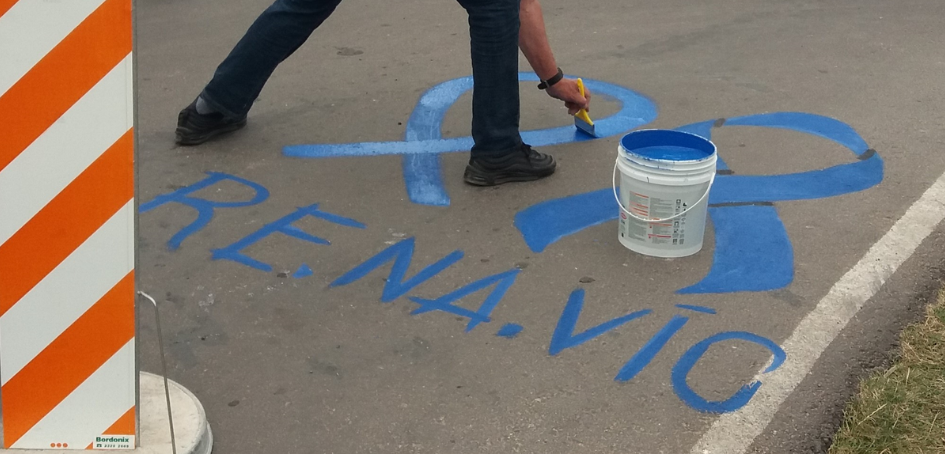 Integrantes de RENAVIC pintando lazos azules