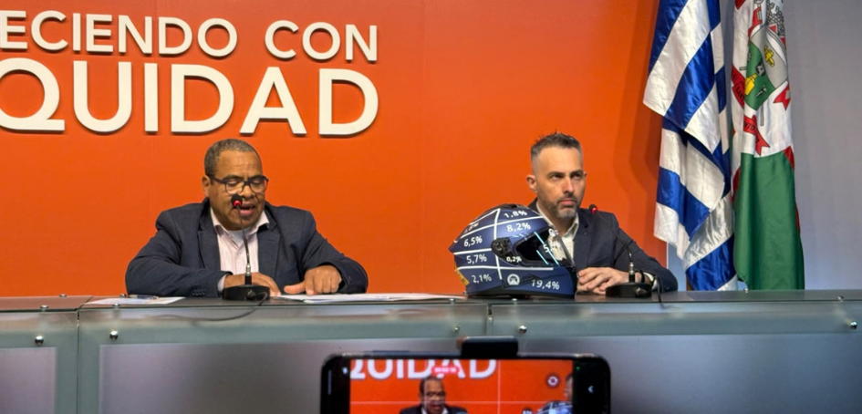 Aníbal Pintos y Kristian Mirabal presentando nueva Guía para motociclistas