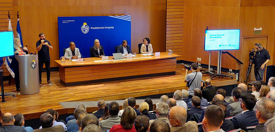 Ministra de Transporte y Obras Públicas, Lucía Etcheverry haciendo uso de la palabra
