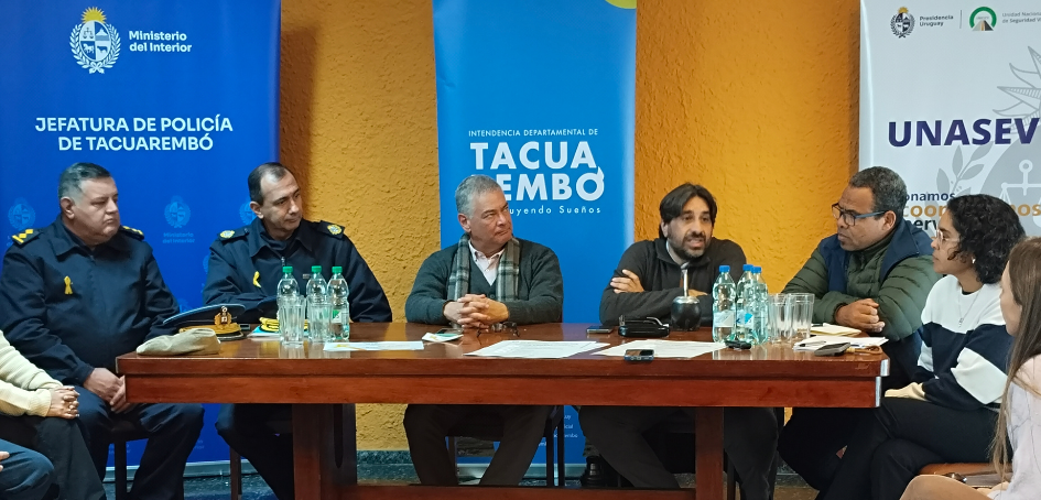 Mesa de autoridades que encabezó reunión interinstitucional en Caraguatá