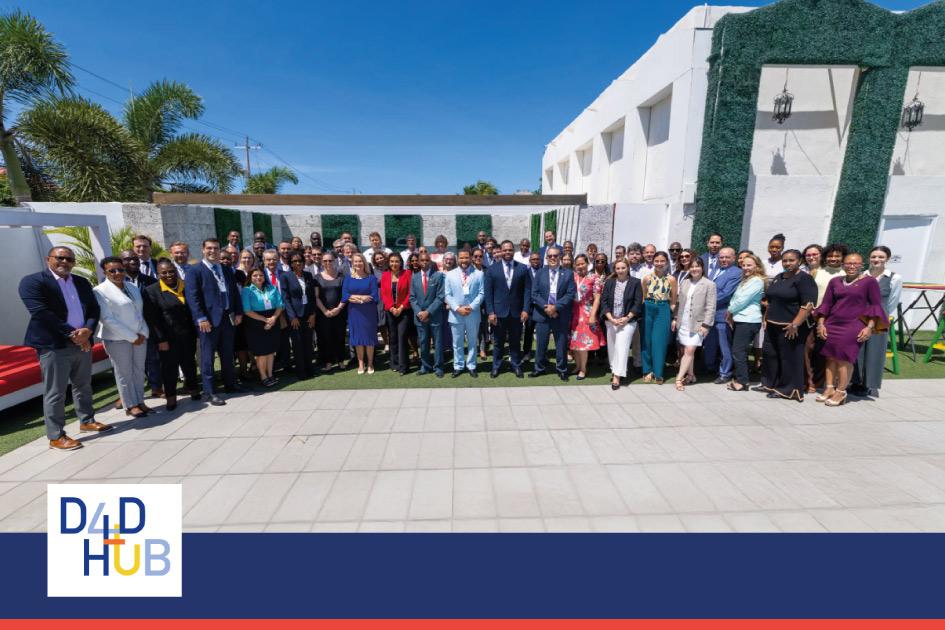 Autoridades de pie en el Diálogo Político de Alto Nivel de la Alianza Digital UE-LAC en el Caribe