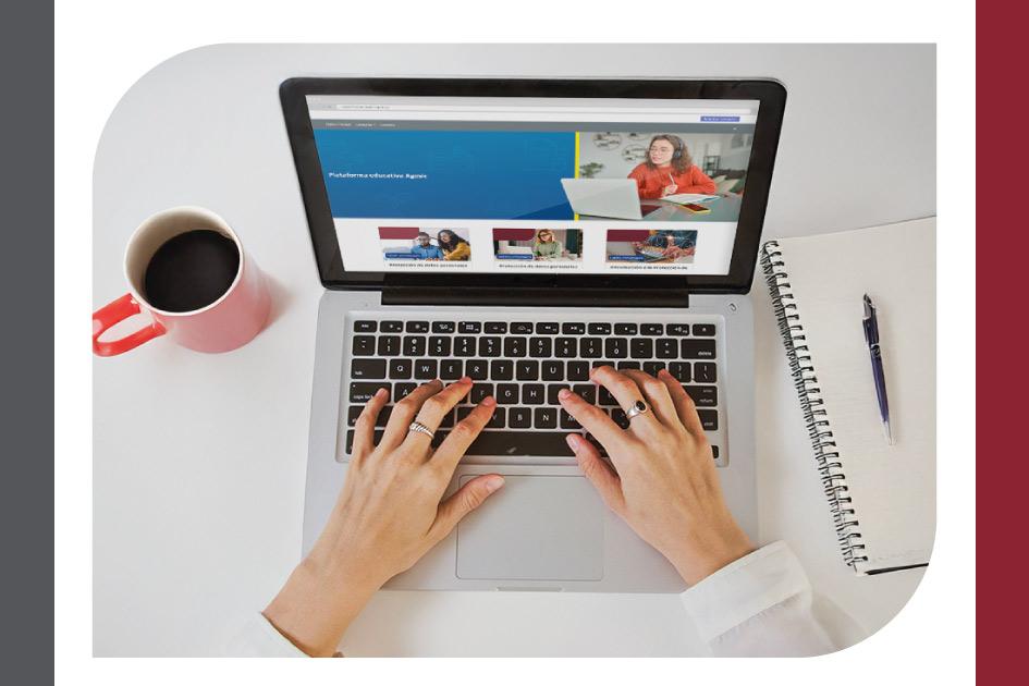 Persona utilizando una computadora