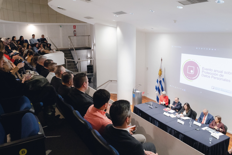 Personas participando del evento de URCDP