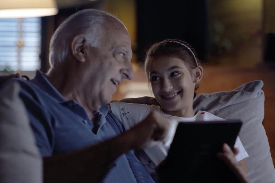 Personas utilizando dispositivo electrónico
