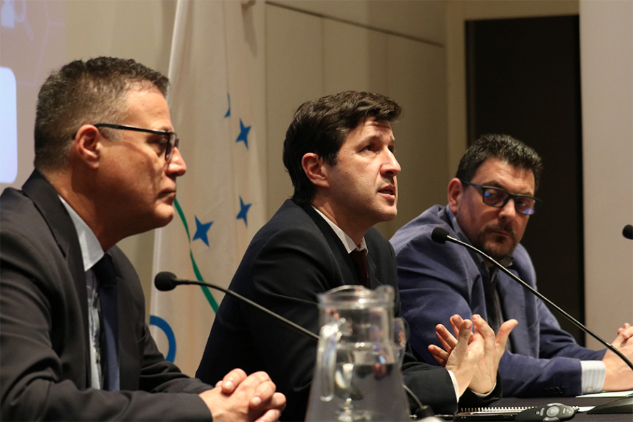  Pablo Siris del MIEM; Gonzalo Sosa de la URCDP; y Mauricio Rinaldi de ANII hablando al público