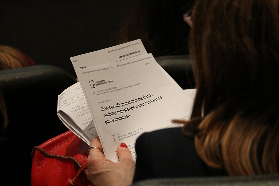 Una persona leyendo documentos