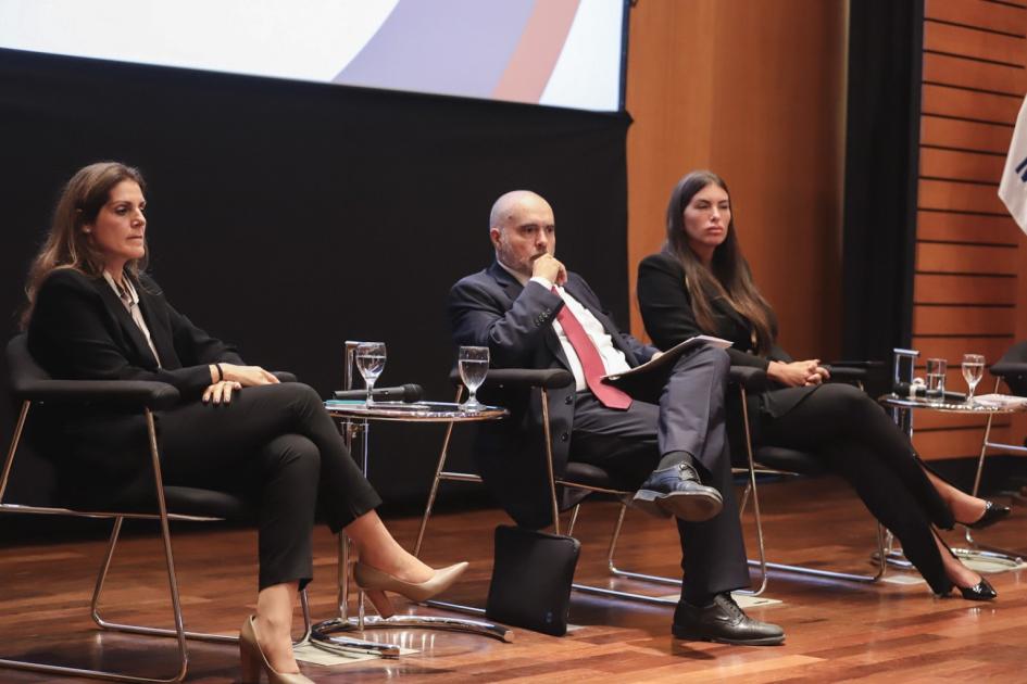 Bárbara Muracciole, Eduardo Bertoni y Agustina Pérez Comenale durante su exposición en el evento.