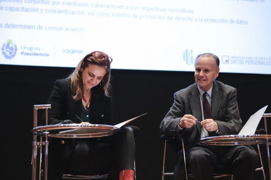 Beatriz De Anchorena y Felipe Rotondo durante la firma del acuerdo.