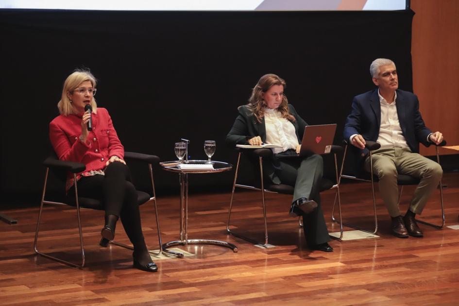 Violeta Paulero, Paula Vargas y Rodrigo Goñi durante su exposición en el Evento URCDP