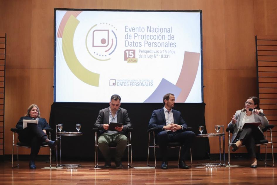 Sebastián García Parra, Martín Pesce, María Luisa Tosi y Flavia Baladán durante su exposición.