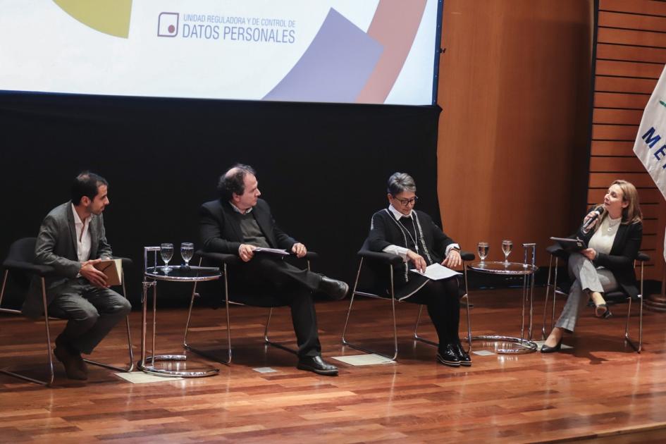 Matías Jackson, Martín Prats, Alejandra Villar y Lylian Massarino durante su exposición. Matías Jackson, Martín Prats, Alejandra Villar y Lylian Massarino durante su exposición.