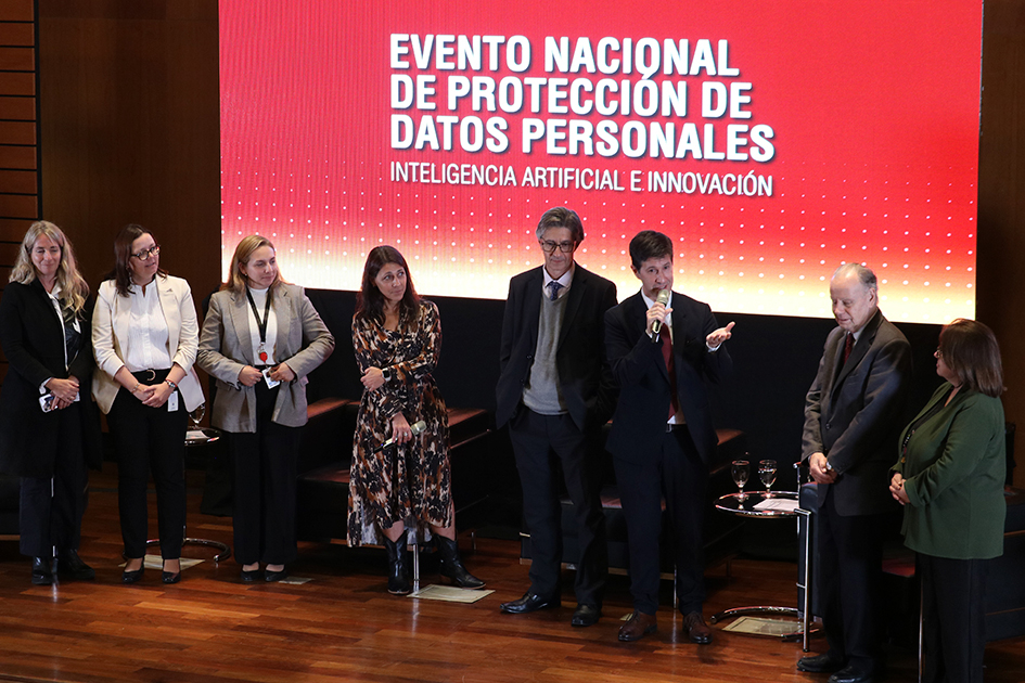 Autoridades en el panel de cierre