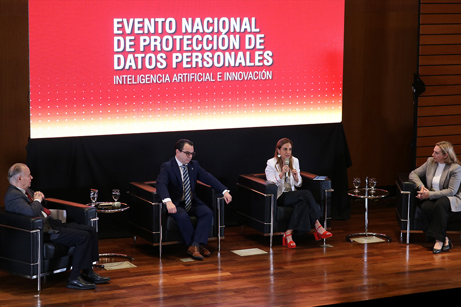Integrantes del panel “Inteligencia Artificial y alternativas de colaboración internacional