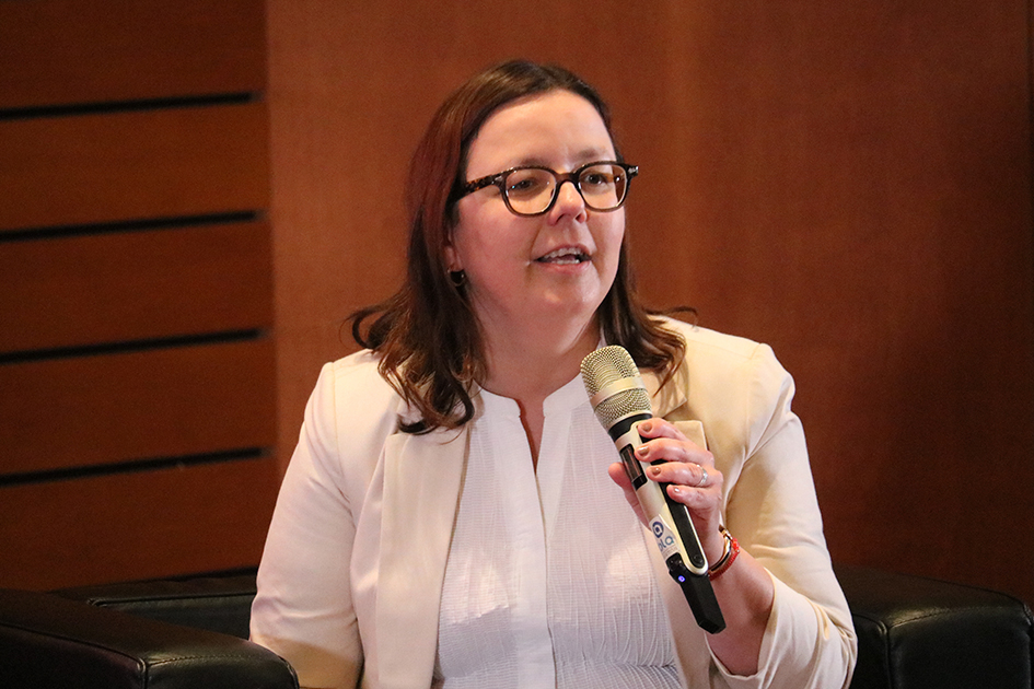 Flavia Baladán asesora de la URCDP moderando un panel