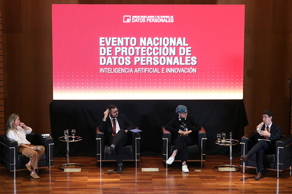 Integrantes del panel "Legislación en datos personales para la IA y la innovación" debatiendo