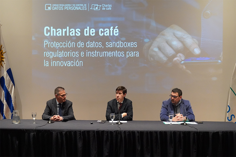  Pablo Siris del MIEM; Gonzalo Sosa de la URCDP; y Mauricio Rinaldi de ANII en el panel de la charla