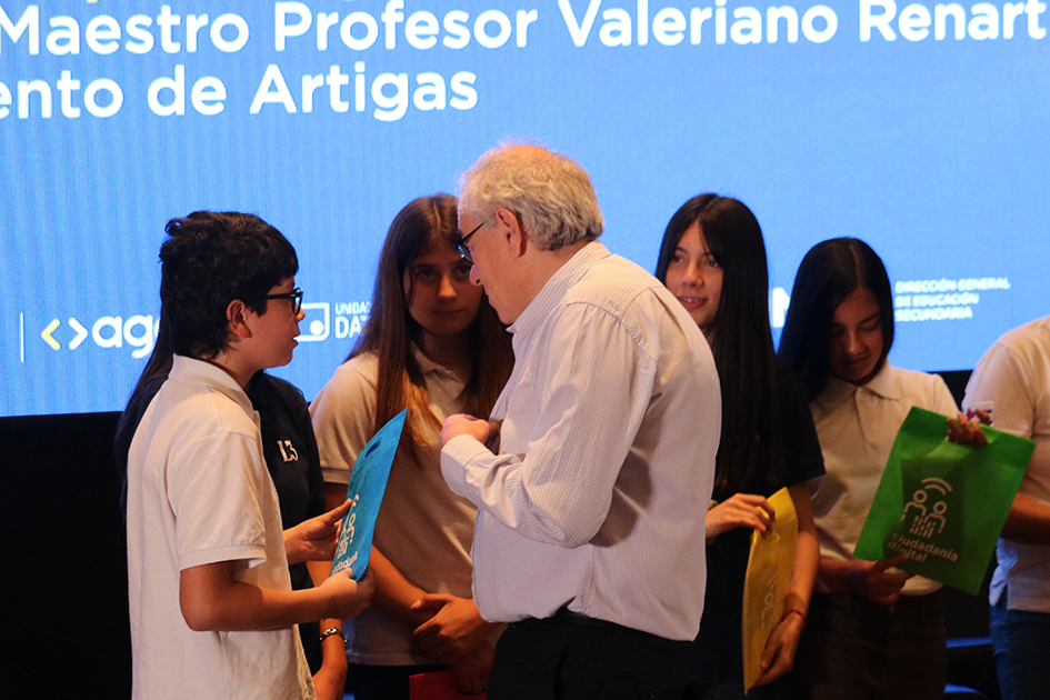 Daniel Mordecki director ejecutivo de Agesic entregando premio a estudiantes
