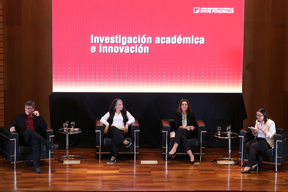 Integrantes del panel “Investigación académica e innovación” debatiendo