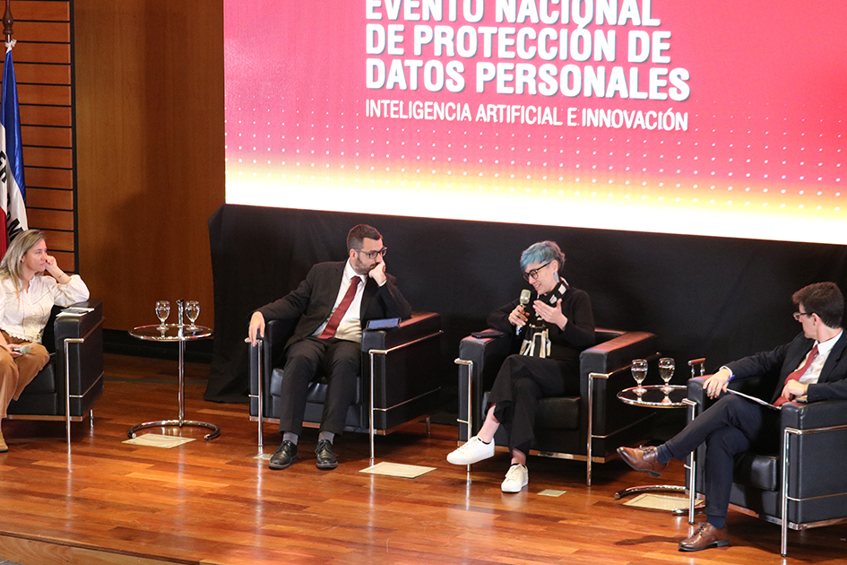 Integrantes del panel "Legislación en datos personales para la IA y la innovación" intercambiando